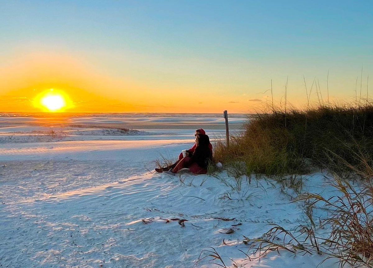 VisitSarasota's tweet photo. Romantic sunsets happening all year... but especially on #ValentinesDay ❤️❤️❤️ #sarasotabeachvibes #sarasotasunsets 

📷 IG carryonandtravel
📍 Siesta Key https://t.co/RMMmelohvD