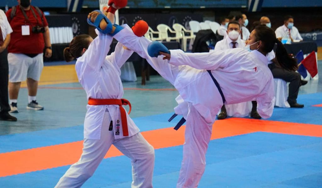 SS_IMDER's tweet photo. 🥋🥇¡Campeona! 🥇🥋
Nuestra karateka Fernanda Ochoa se coronó campeona en Kumite(Combate), en la categoría Cadete 12 - 13 años en el #CCONDEKA 2022 El Salvador. Además, logró el segundo lugar en la modalidad Kata. 🇸🇻
🏆¡Doble celebración!🏆
#SívarEsDeporte https://t.co/DjyUvmqhVl