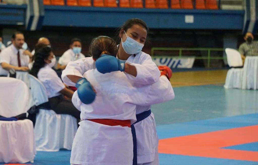 SS_IMDER's tweet photo. 🥋🥇¡Campeona! 🥇🥋
Nuestra karateka Fernanda Ochoa se coronó campeona en Kumite(Combate), en la categoría Cadete 12 - 13 años en el #CCONDEKA 2022 El Salvador. Además, logró el segundo lugar en la modalidad Kata. 🇸🇻
🏆¡Doble celebración!🏆
#SívarEsDeporte https://t.co/DjyUvmqhVl