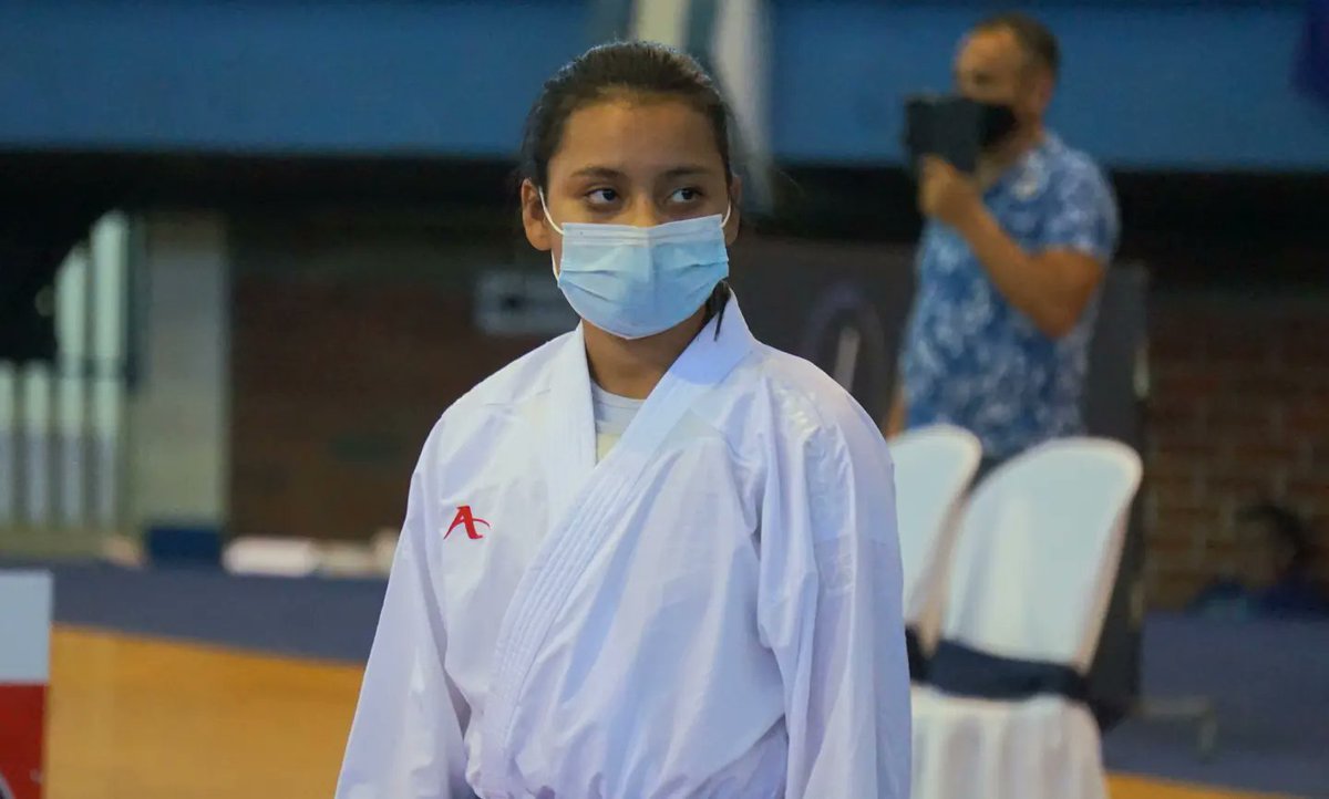 SS_IMDER's tweet photo. 🥋🥇¡Campeona! 🥇🥋
Nuestra karateka Fernanda Ochoa se coronó campeona en Kumite(Combate), en la categoría Cadete 12 - 13 años en el #CCONDEKA 2022 El Salvador. Además, logró el segundo lugar en la modalidad Kata. 🇸🇻
🏆¡Doble celebración!🏆
#SívarEsDeporte https://t.co/DjyUvmqhVl