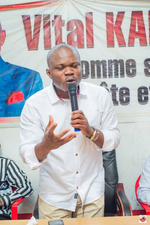 KKamerhe's tweet photo. #KinshasaPonaKamerhe 
#saisondelaReconquête 
#Vision2022 
Un jeudi #MAYANGANI dominé par l’actualité politique du pays. 
Le président @JolMongu2 a encouragé ces lieutenants dans la concrétisation et la matérialisation de la vision de l’@uncrdc pour un Congo nouveau. https://t.co/Ed8cVZHpFl