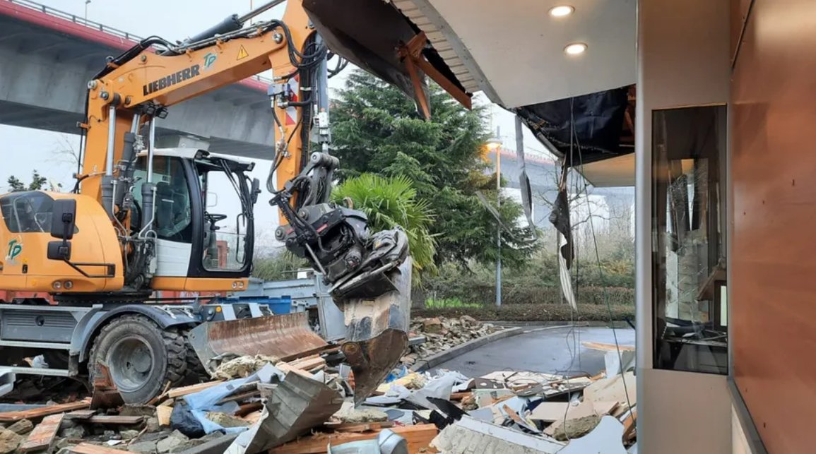 Nantes : braquage d'un McDonald's à la pelleteuse aujourd'hui. 3000 euros ont été dérobés dans la caisse par les malfaiteurs (France Bleu).
