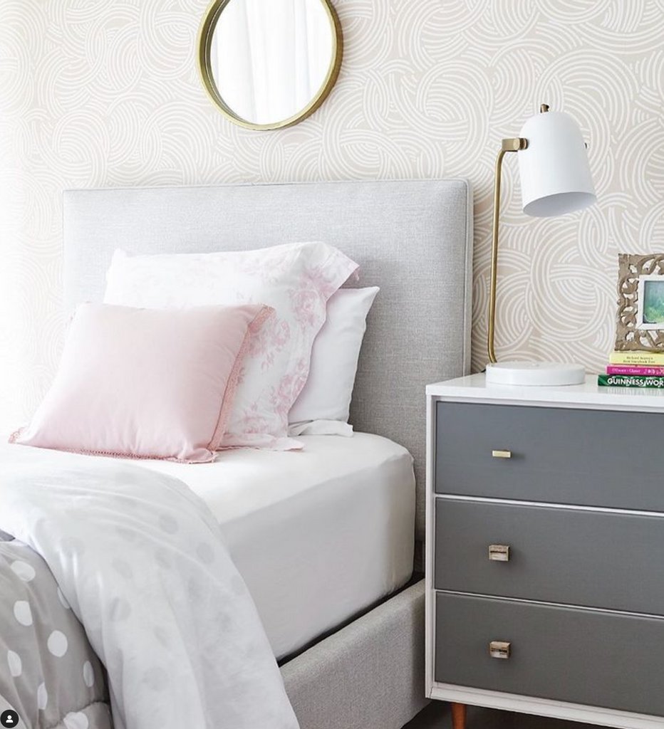 Kateandcodesign's tweet photo. Splurge And save - that's what we always say! #protip
⁠
Custom bed @kateandcodesigninc ⁠
#kateandco #kidsspaces #girlsroomdecor #girlsroom #wallpaper @farrowandball @potterybarnkids #childrensbedroom #kidsroomdesign #kidsroominspo #childrensdecor https://t.co/FH45UhteEc