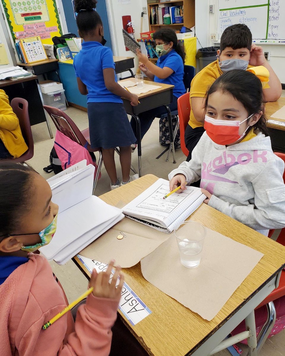 SMHeightsElem's tweet image. Will it Sink or Float? 😟 Ms. Howard’s 2nd graders working diligently to find out which objects will sink or float! @miamisup @MDCPS @MDCPSSouth @5281principal #MDCPS #MIAMISCHOOLS #MIAMISUP #SMHE #SCIENCE #HANDSON