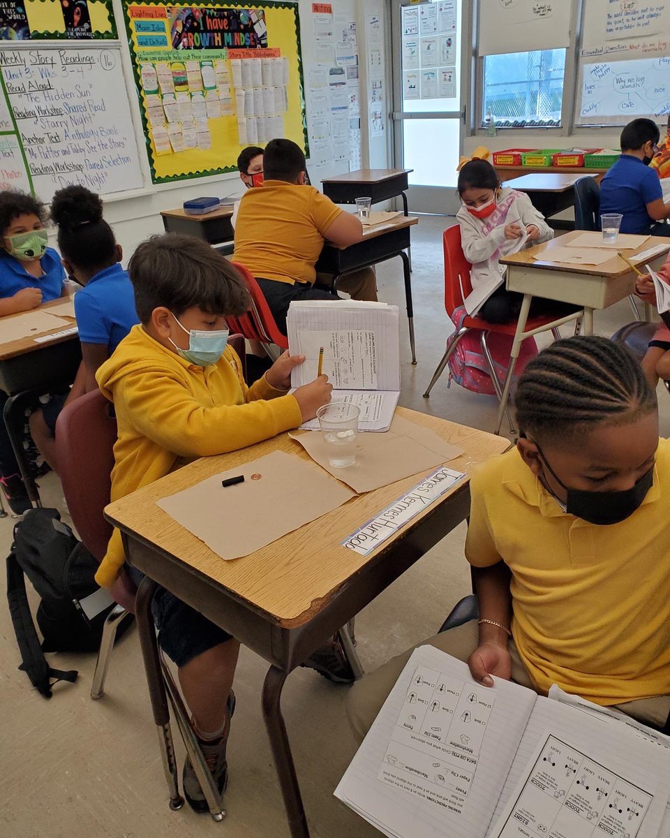 SMHeightsElem's tweet image. Will it Sink or Float? 😟 Ms. Howard’s 2nd graders working diligently to find out which objects will sink or float! @miamisup @MDCPS @MDCPSSouth @5281principal #MDCPS #MIAMISCHOOLS #MIAMISUP #SMHE #SCIENCE #HANDSON