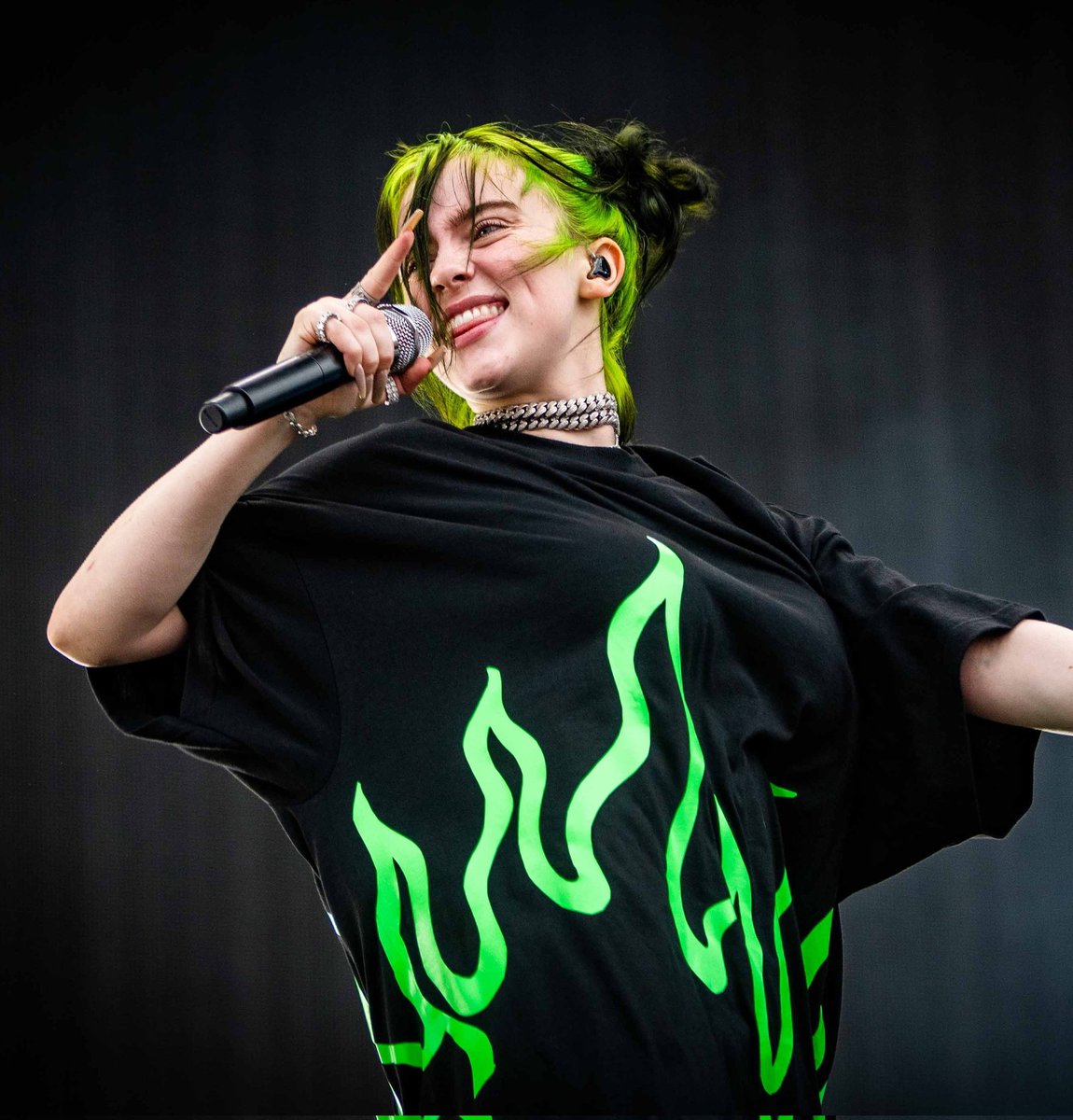 InfoBillieBR's tweet photo. Gente? Kanye West compartilhou uma notícia falsa alegando que Billie Eilish teria alfinetado Travis Scott ao parar seu show para ajudar um fã que enfrentava dificuldades para respirar.

O rapper afirmou que não performará no Coachella até que ela peça desculpas. 🥳 https://t.co/kEm6bQMaiu