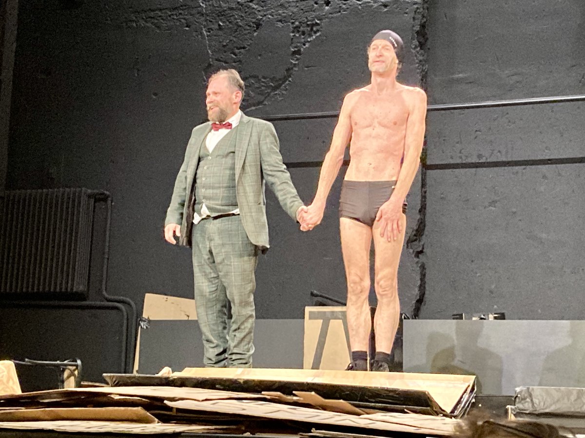 Complètement déjantés ! C'est ce que je me suis dit hier soir en assistant à "Les gros patinent bien" au Théâtre Tristan Bernard ! Un spectacle bourré de créativité et des comédiens hors du commun !     <a href="/TheatreTristanB/">Théâtre Tristan Bernard</a>   <a href="/KMMS_Prod/">Ki M'aime Me Suive 🐧</a>