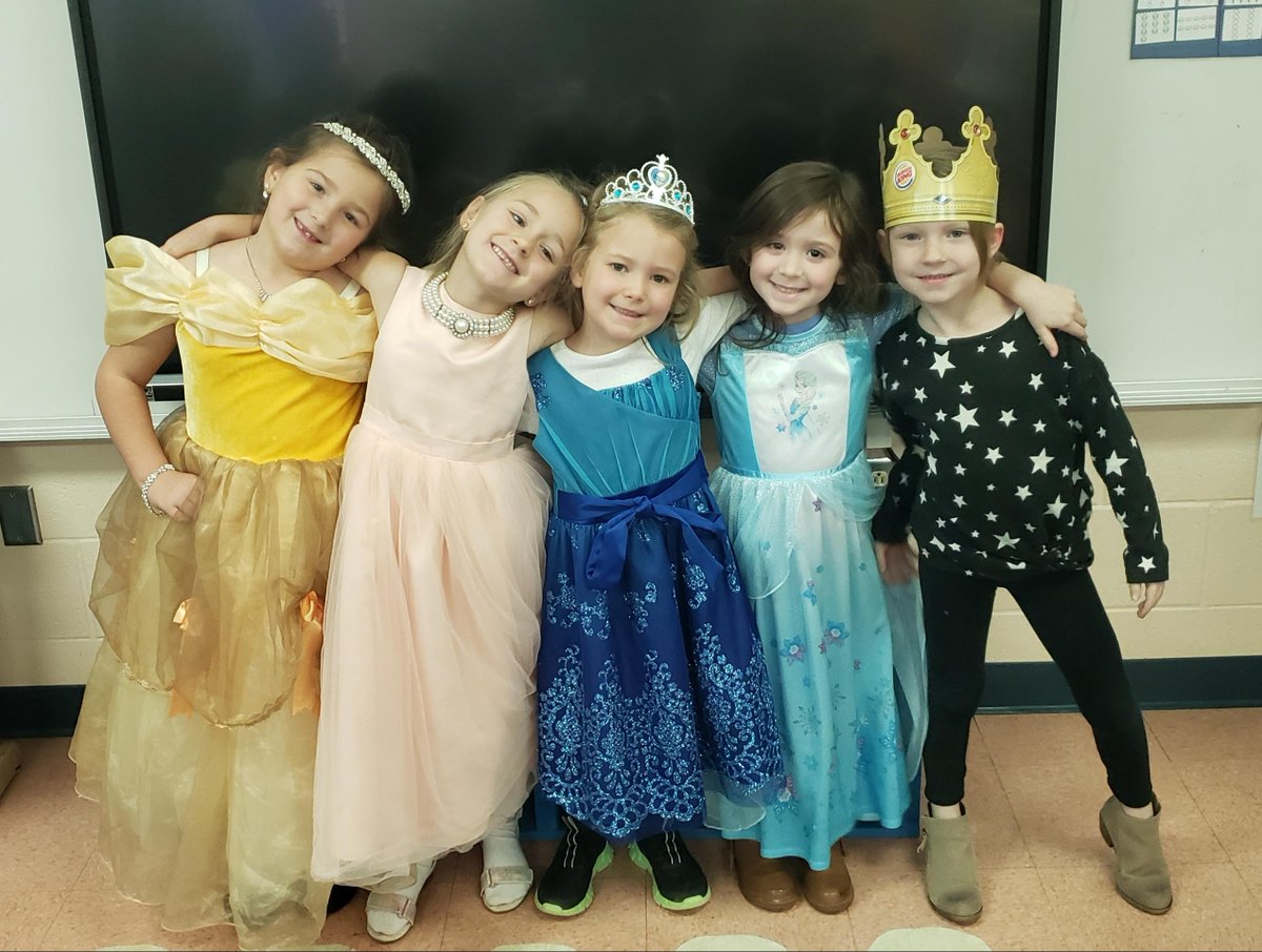 BedCoSchools's tweet photo. #Cuteness overflowing as kindergarteners at #CascadeElementarySchool dress up as kings and queens for a #fun activity after completing a #KnowledgeDomain! #WeLoveOurStudents #BedfordCountySchools https://t.co/qzttezOaRn