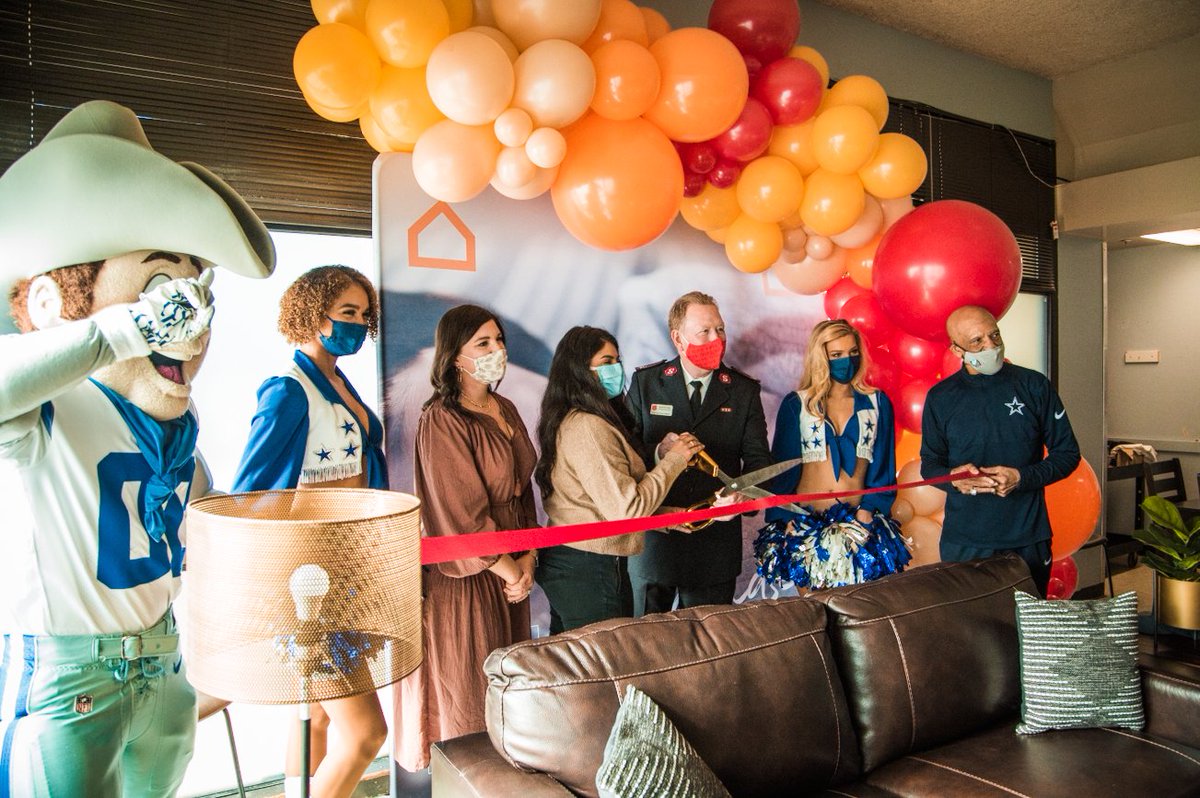 Today, our friends at @AshleyHomeStore brought the furniture and decor and the legendary @dallascowboys Drew Pearson brought the bling! The newly decorated space at Carr P. Collins Social Service Center will brighten the lives of our residents, just in time for the Super Bowl! https://t.co/38EB0vVRXD