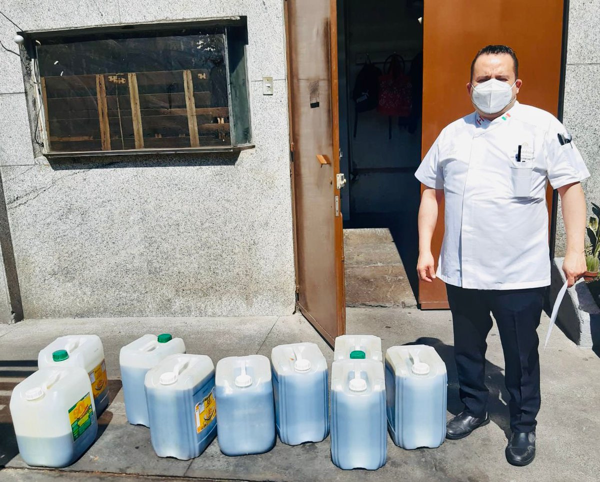 CdeAbastoCDMX's tweet photo. Agradecemos al Restaurante al-Andalus la donación de aceite vegetal usado para emplearlo como materia prima en la planta de bioaditivo de la CEDA. Reconocemos su compromiso con el cuidado del medio ambiente.
#EconomíaCircular #MedioAmbiente #Bioaditivo https://t.co/quQRKBJfkN