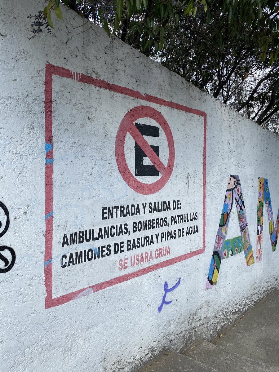 Matacuatas's tweet photo. Así se las gasta la nueva alcaldesa de Álvaro Obregón @lialimon: saltándose  las reglas y estacionando en un lugar prohibido para no caminar. Poniendo el mal ejemplo en el parque de las águilas, junto a todo su equipo. Cc @pasotti @supercivicosmx @DenunciaAOCDMX https://t.co/opChkksAkN