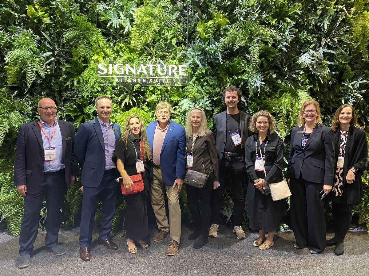 alanwzee's tweet photo. KBIS 2022 Finale! Happy to be working together with our wonderful Signature Kitchen Suite team. #truetofood https://t.co/m1NabbJVly