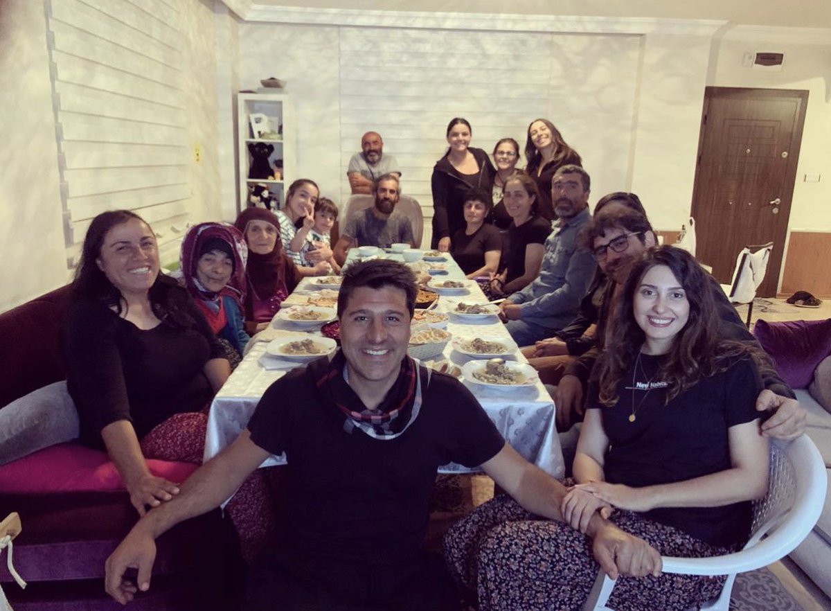 İnsan bu dünyada gövdesi kadar değil yüreği kadar yer kaplarmış.Bu ailenin dünyada ne kadar yer kapladığını bilmiyorum ama yüreğim de kapladıkları yerleri çok iyi biliyorum. Doğum günümü kutlayan aileme (başta yoldaşım mare’me),dostlarıma ve tüm sevenlerime sonsuz tşk🙏 #dersim