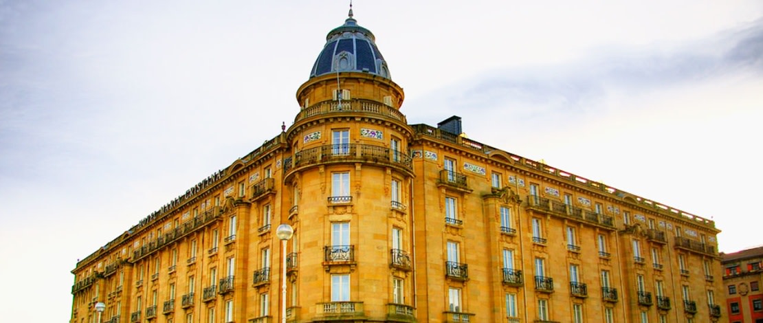 SpainAuNZ's tweet photo. #Spain has many luxurious and historical hotels. #SanSebastien's Hotel María Cristina is known for both its exquisite pinchos and hosting stars, such as Coco Chanel, Bette Davis and Elizabeth Taylor.
👉https://t.co/KfbAGCzWgw
#YouDeserveSpain #VisitSpain #SpainUrban @i_Euskadi https://t.co/DF6xzLfZHP