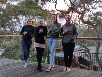 Starting out with my team @Uni_Newcastle @UoN_CaMS with so many stellar women doing super cool research! Big shout outs to @rosey_hart, @Cristina__Viola, Maddy, @annette_burke77, @EliseBuller, Kendall (not on Twitter 🤯) and @_KarenPalmer down in Tassie! [🧵2/7]