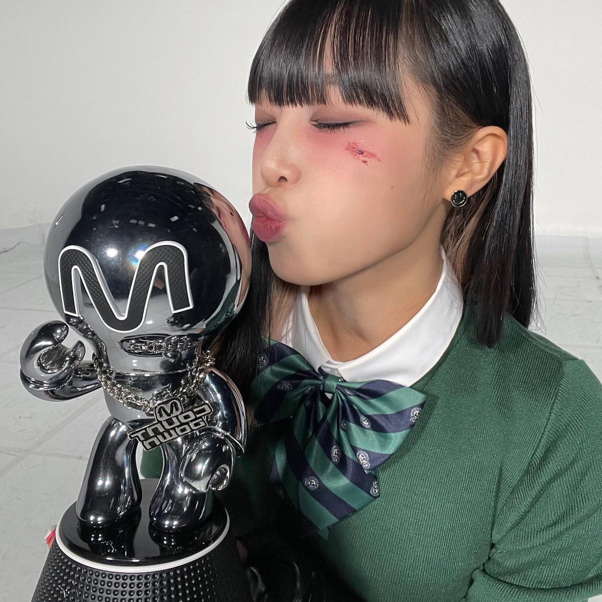 hamsteryena's tweet photo. YENA MILESTONE🐥
-1st win on her solo debut
-almost 20M views on her MV
-sold around 70k albums 
-charting on mutiple streaming sites
-1M spotify monthly listeners 😳❗

the first of all izone soloist to achieve all these TT 💛🧸
#SmileyYena1stWin
#최예나 #YENA 
@YENA_OFFICIAL https://t.co/tWvI76i5eg