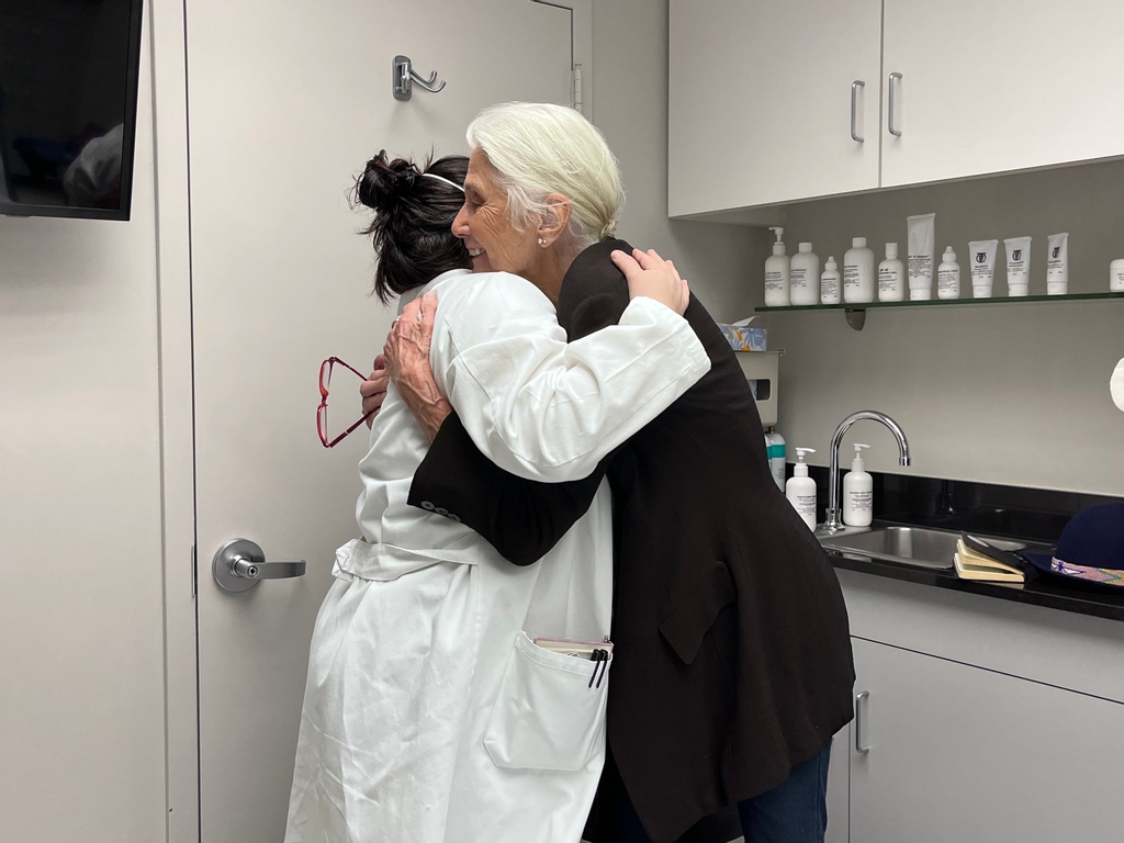 hipsilver's tweet image. Since Gail's hair started exhibiting damage, she has been seeing Dr. Jodi LoGerfo to be treated with Platelet-RIch Plasma Therapy. In the 3rd episode, Gail has a chance to ask some questions. To read the full episode, check out our linktree.

#hipsilver #wellness #haircare