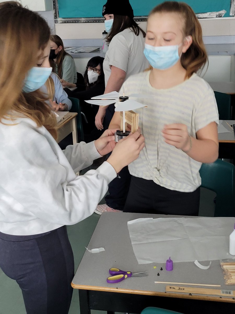 Mrs_NielsenCKL's tweet photo. #SkillsCanada and #tldsbpathways did not disappoint.  The postponed wind turbine project finally happened today at SYPS. @MrsEaglesClass did amazing! I can't wait to see the finished products! Thankyou for inviting me to join! @syps_powpack https://t.co/hsNtbolYNu