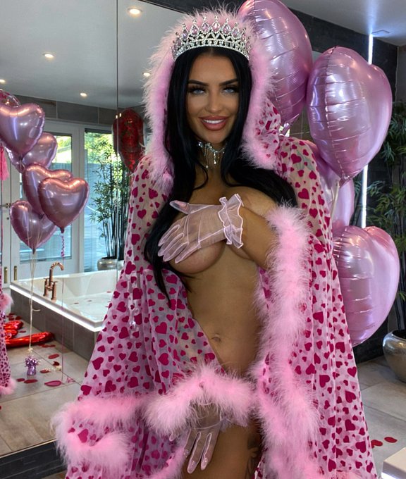 RT to undress me #ValentinesDay   And early 😘💕 https://t.co/CeAcwIPSaP<a href="/tag/valentinesday"class="tags">#ValentinesDay</a>