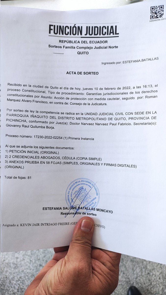 Haciendo fila y esperando su turno el Dr. <a href="/alvarofroman/">Álvaro Roman Márquez</a> , acabó de presentar su acción de protección con medidas cautelares conjuntas respecto a la presidencia del <a href="/CJudicaturaEc/">Consejo de la Judicatura</a>; lo hizo en Quito, su domicilio, en horas laborables.

#RománPresidenteCJ