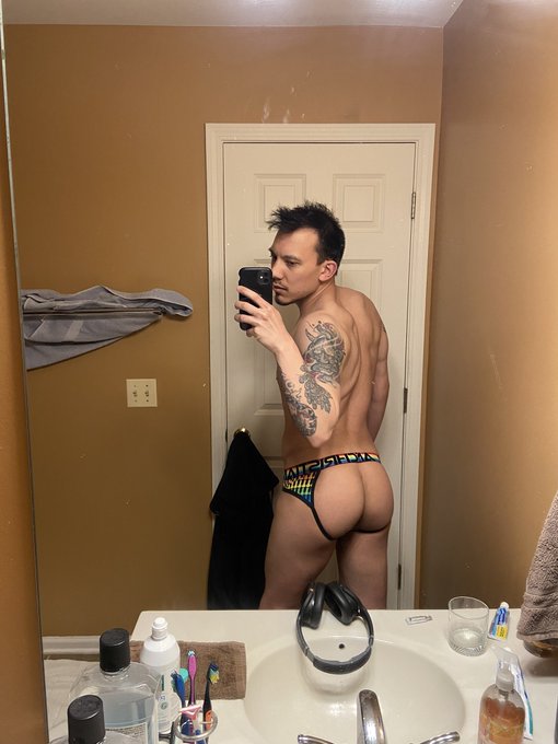 2 pic. Does anyone like me?… https://t.co/6GrRn85sjq