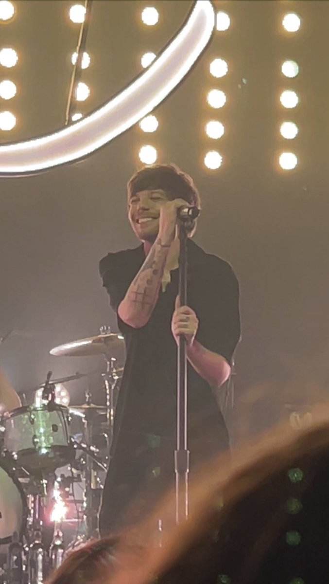 pao28v's tweet photo. aay la sonrisa 

I vote #Louies for #BestFanArmy at the #iHeartAwards https://t.co/k7BeC5Sbgi