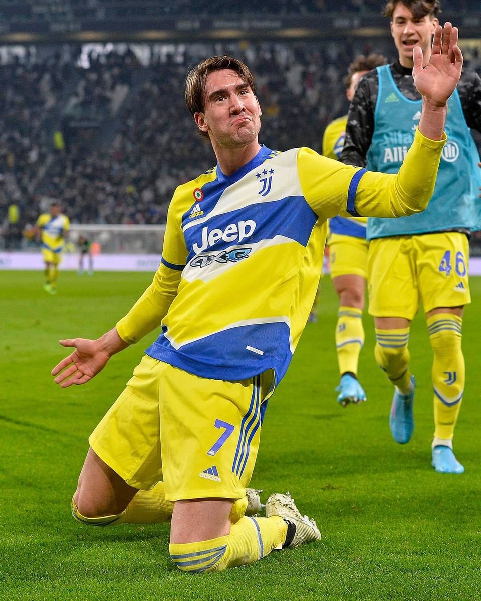 l4_p4tr1z14's tweet photo. “Comunque confesso, ho lasciato la tipa gnocca di Firenze perché mi piace la Milf Bianconera di Torino.”
- Vlahovic
#Vlahovic #Figone #buonanotte https://t.co/yNpseHkL3q