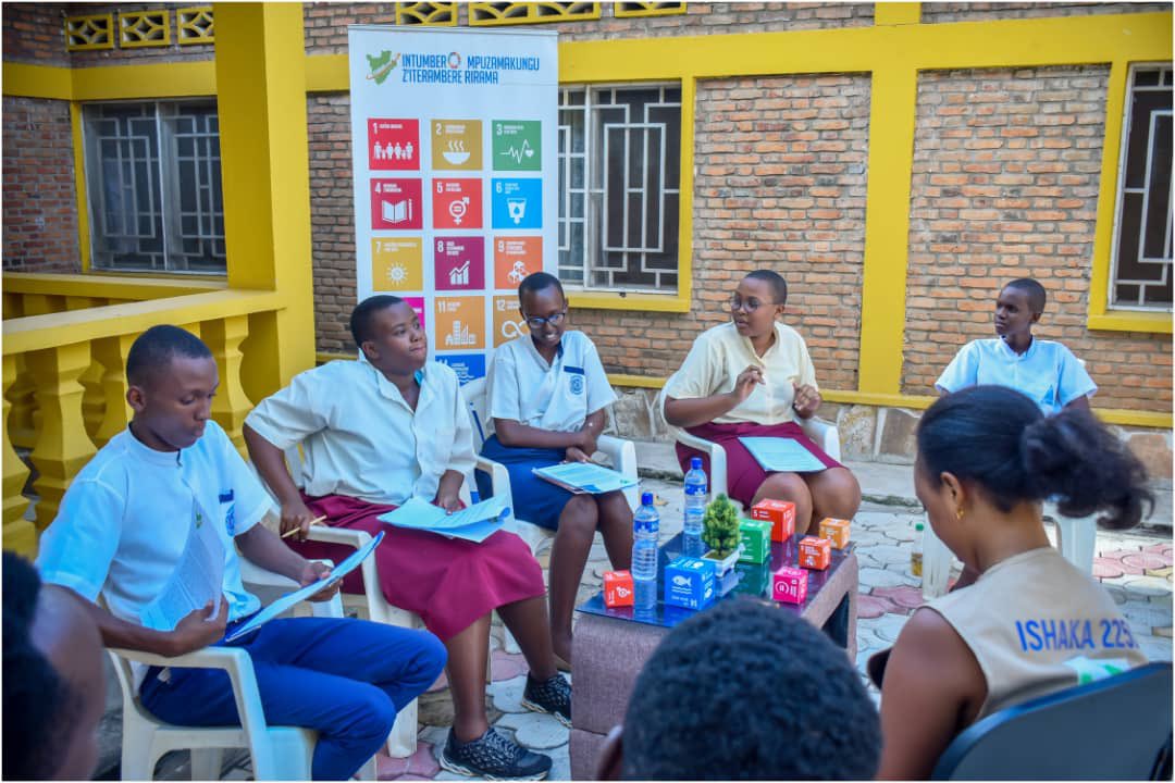 2250Ishaka's tweet photo. Quand les jeunes champions des clubs #ODD n’ont pas encore dit leurs derniers mots dans l’appel massif des autres jeunes pour la gestion rationnelle des déchets dans l’atteinte de différents cibles des ODD.
#GenerationODD
#CleanAndGreenGeneration
@KouassiNicole @Titus_Osundina https://t.co/mdoGMHzrOU