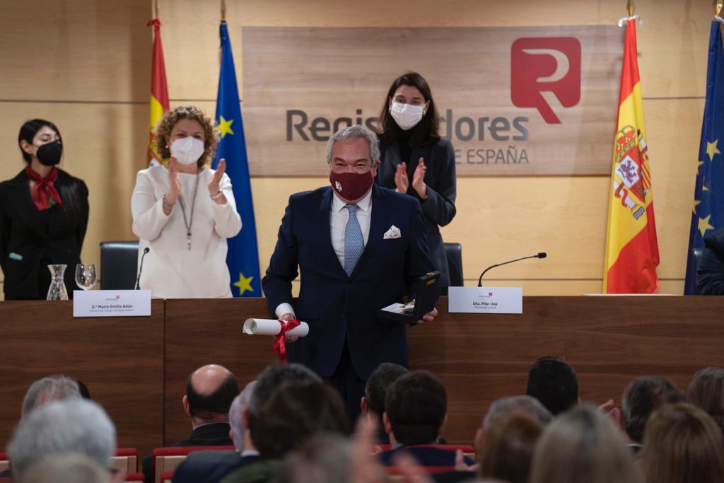 jrmarm's tweet photo. Gracias a la Junta de @registrador_es y a @MariaEmiliaAdan por la concesión de la medalla de honor así como a la ministra de @jjusticiagob  @pilar_llop por acompañarnos. Es un orgullo servir a mis compañeros y a la función registral. Gracias  por vuestro reconocimiento y cariño. https://t.co/vKgsO0CQv2