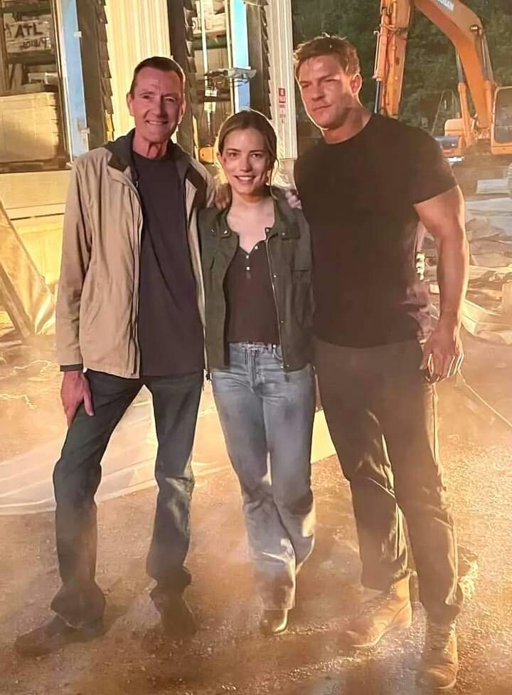 ARitchsonBrasil's tweet photo. 📸 Ainda dá tempo de um tbt. Aqui o Alan Ritchson, Willa Fitzgerald e o autor que deu origem a série Lee Child nos bastidores da série. https://t.co/GaIZjIs8Zq