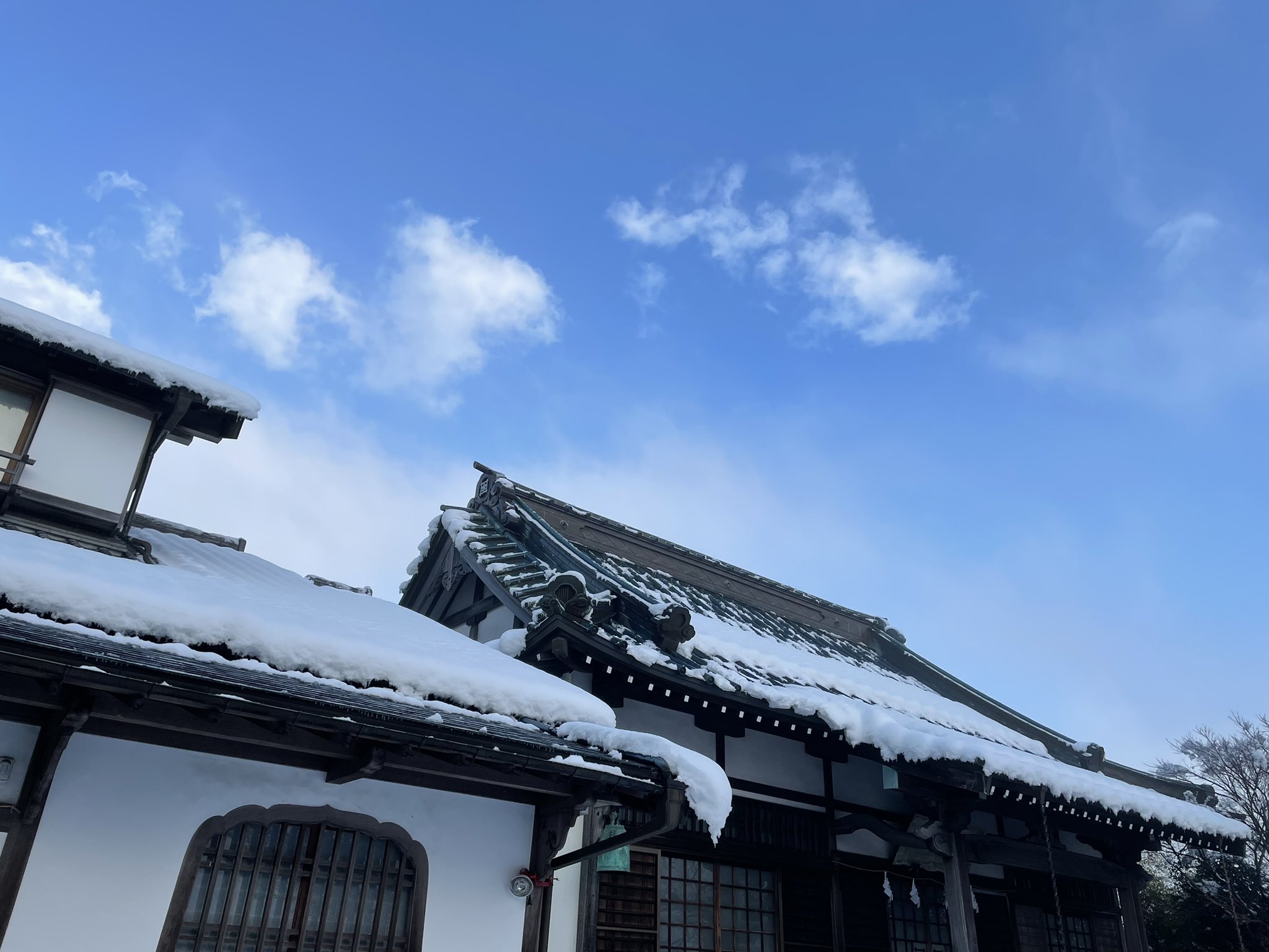 御殿場 感應寺 市内 道路が凍結しております 車に雪を積んだままの車が走っていまさしたが大変危険です 歩行者は屋根から落ちる 雪にもお気をつけください T Co Mtojrrzy5x Twitter