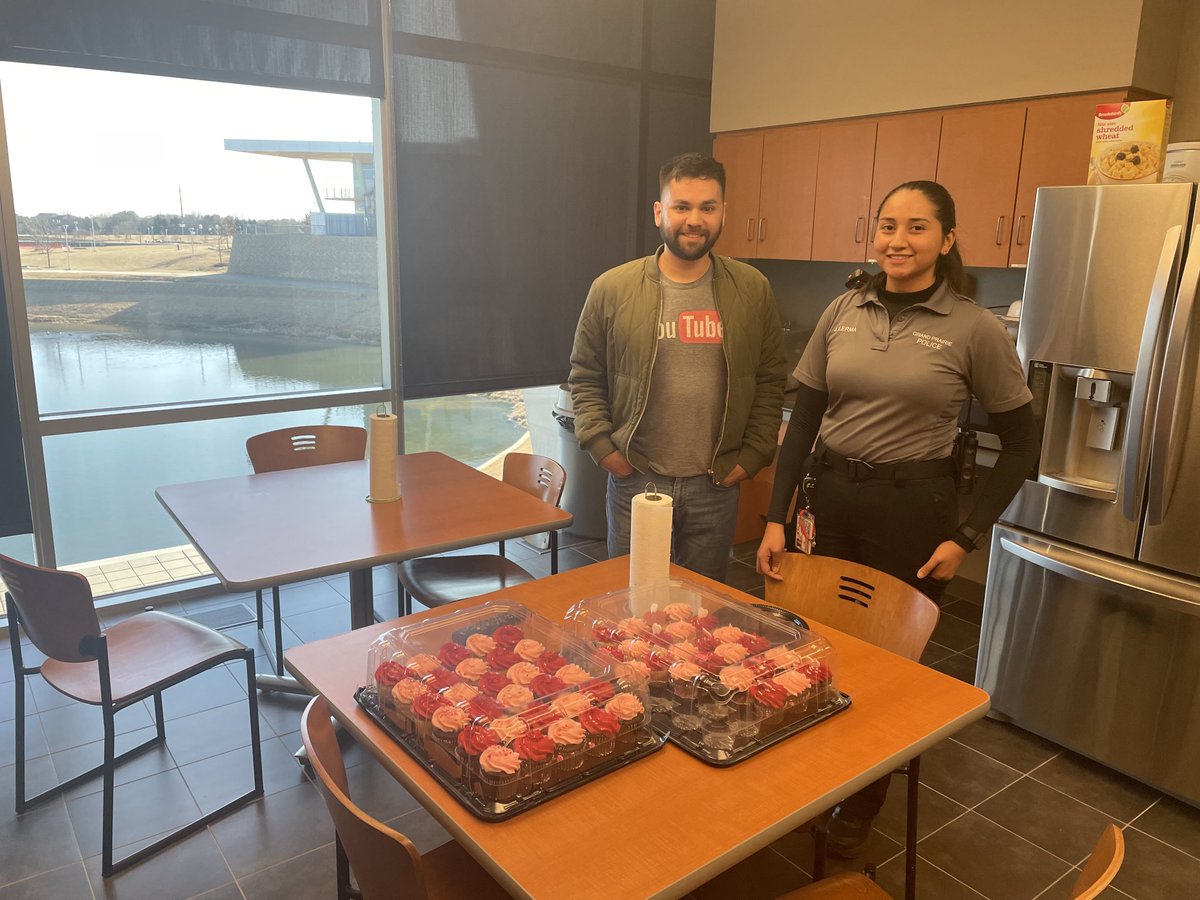 GPPDCrimeScene's tweet image. Our Communications Specialists are the best in the nation!!! We asked them to be our Valentine as a way of showing our appreciation for them working through the ice storm last week. We ❤️ our dispatchers!!! ⁦@GP911Comm⁩ ⁦@GrandPrairiePD⁩ #911 #FirstResponder