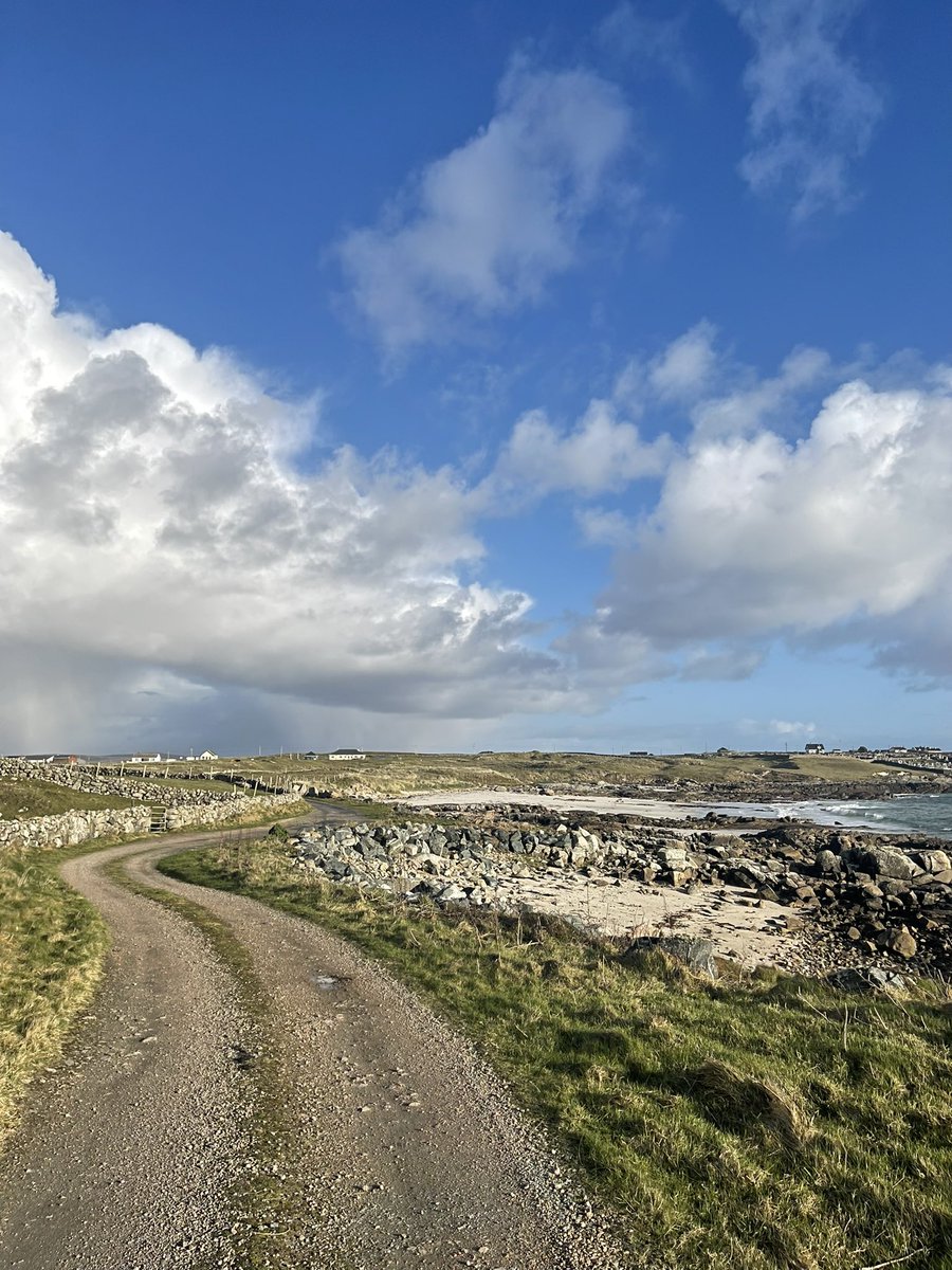 Day 41 #100daysofwalking spent exploring the beautiful Carna in Connemara , a little gem if ever there was one ! One beach nicer than the next ! 
Highly recommend <a href="/BayCarna/">Carna Bay Hotel</a> too, refurnished rooms with real warm &amp; friendly service and food fantastic 👏👏👏
