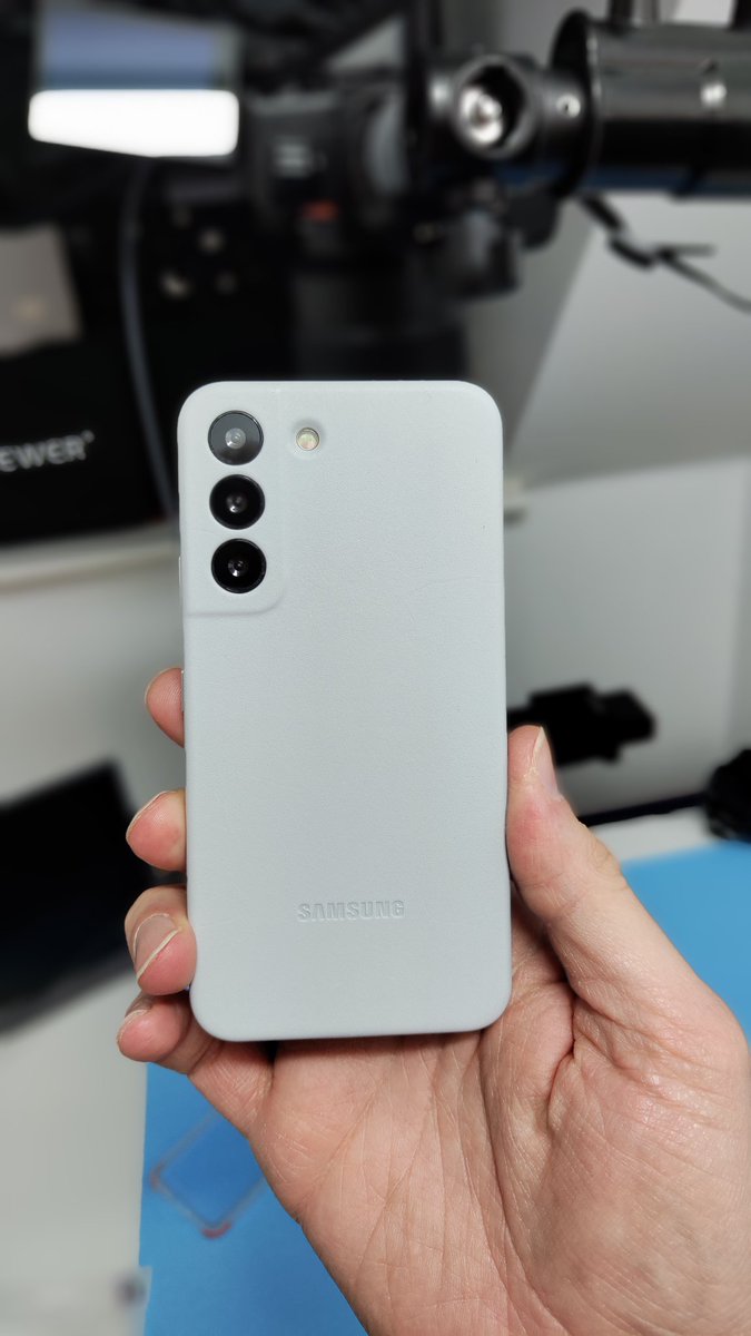 Geeekystuff's tweet photo. Who wants to win this Official Samsung Galaxy S22 Leather Cover case from @mobilefun ? Appeared in my recent video! Just leave a comment on here and I'll use an auto pick program to pick the winner on Saturday  Retweets are most welcome!! Goodl luck!! https://t.co/lBpTBGHSsQ