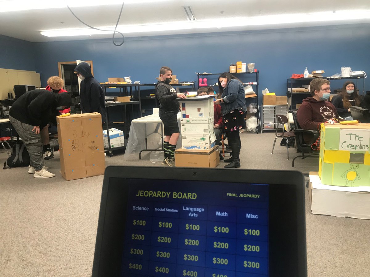 UplandsMaker's tweet photo. OK so using a game show format to teach @scratch, @makeymakey, cardboard construction, and reinforcing concepts across disciplines is really fun!  Thanks again @OvmsPatriots and Mrs. Hayes class for your enthusiasm and fierce banana buzzering!  @ROIIndiana @iu_rural @INuplands https://t.co/jxPNeQF0ra