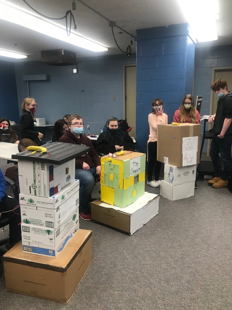 UplandsMaker's tweet photo. OK so using a game show format to teach @scratch, @makeymakey, cardboard construction, and reinforcing concepts across disciplines is really fun!  Thanks again @OvmsPatriots and Mrs. Hayes class for your enthusiasm and fierce banana buzzering!  @ROIIndiana @iu_rural @INuplands https://t.co/jxPNeQF0ra