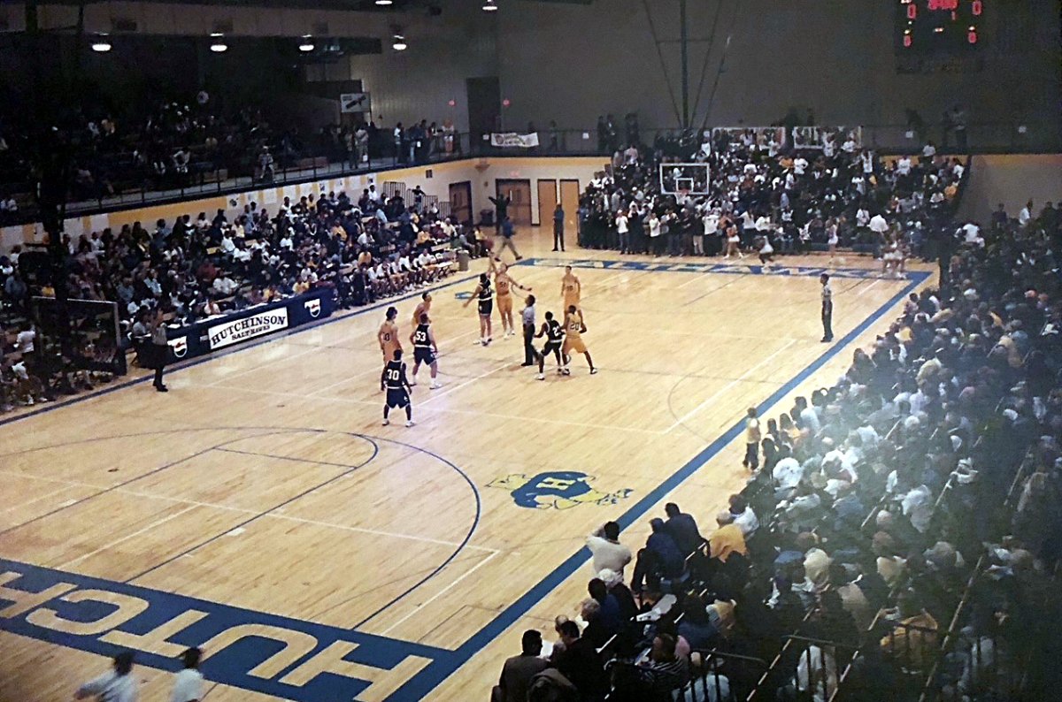 CoachNac's tweet photo. Jan 1999.. Hutch hosted Ark City in the FIRST GAME EVER at the Salthawk Activities Center.
The SAC was packed!
Ark City current coach @cjenn3 is #30 in this 1999 tip-off photo (courtesy of Phil Anderson &amp; Ernie Beaudet). 
Feb 11 2022.. Hutch vs Ark City at the SAC. https://t.co/f73lmau0dN