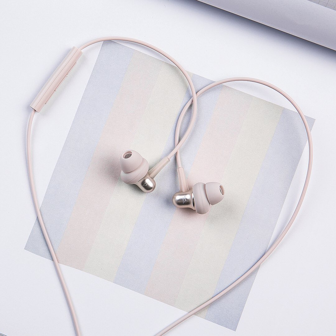 Lightweight yet powerful, the Stylish Dual Drivers offer premium sound in a chic design. In case you needed a Valentine's gift idea, these are definitely girlfriend approved ✅🥰