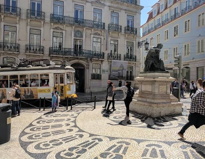 Jujonomi87's tweet photo. La importancia de la conservación del pavimento en las zonas históricas. Lisboa es brutal, qué belleza de ciudad. https://t.co/D9p2gU03rm
