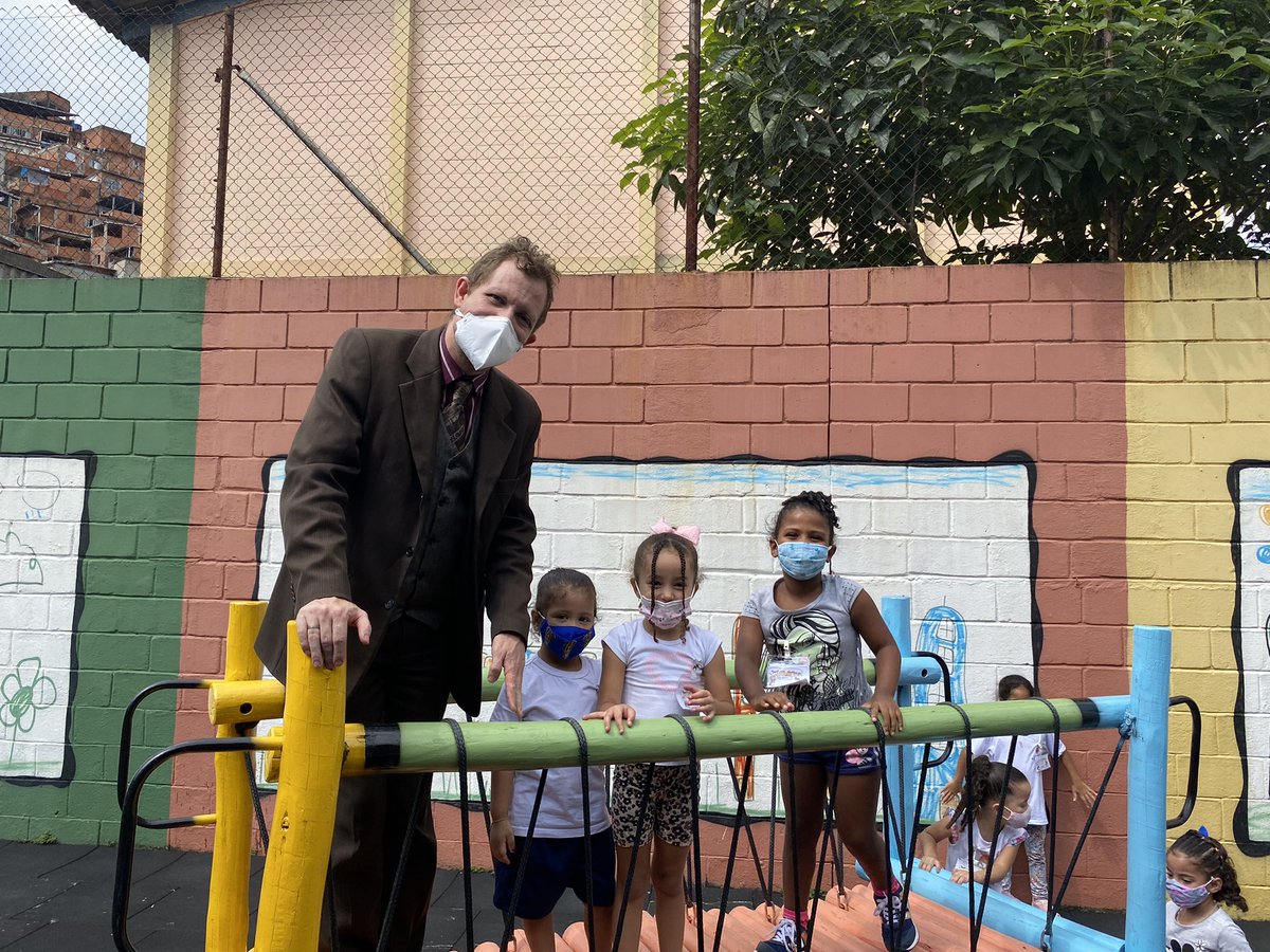 profchristian's tweet photo. Entre um afazer e outro enquanto gestor estar junto com as crianças A infância é um momento de experienciar e sentir. #educacao #emeiberthalutz #educaprefsp #brasilandia https://t.co/ZXQNfPVlB7