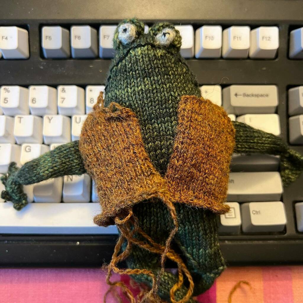 KnittingDaddy's tweet photo. Frog got a vest (that will get sleeves and become a jacket).

This is the Frog and Toad pattern by @frogandcast Kristina Ingrid McGowan.⁠
⁠
#knitting #KnittersOfInstagram #KnittingDaddy #UnravelingPodcast #FrogAndToad https://t.co/j3qFAfQ0VY https://t.co/wFOl2a1b6S