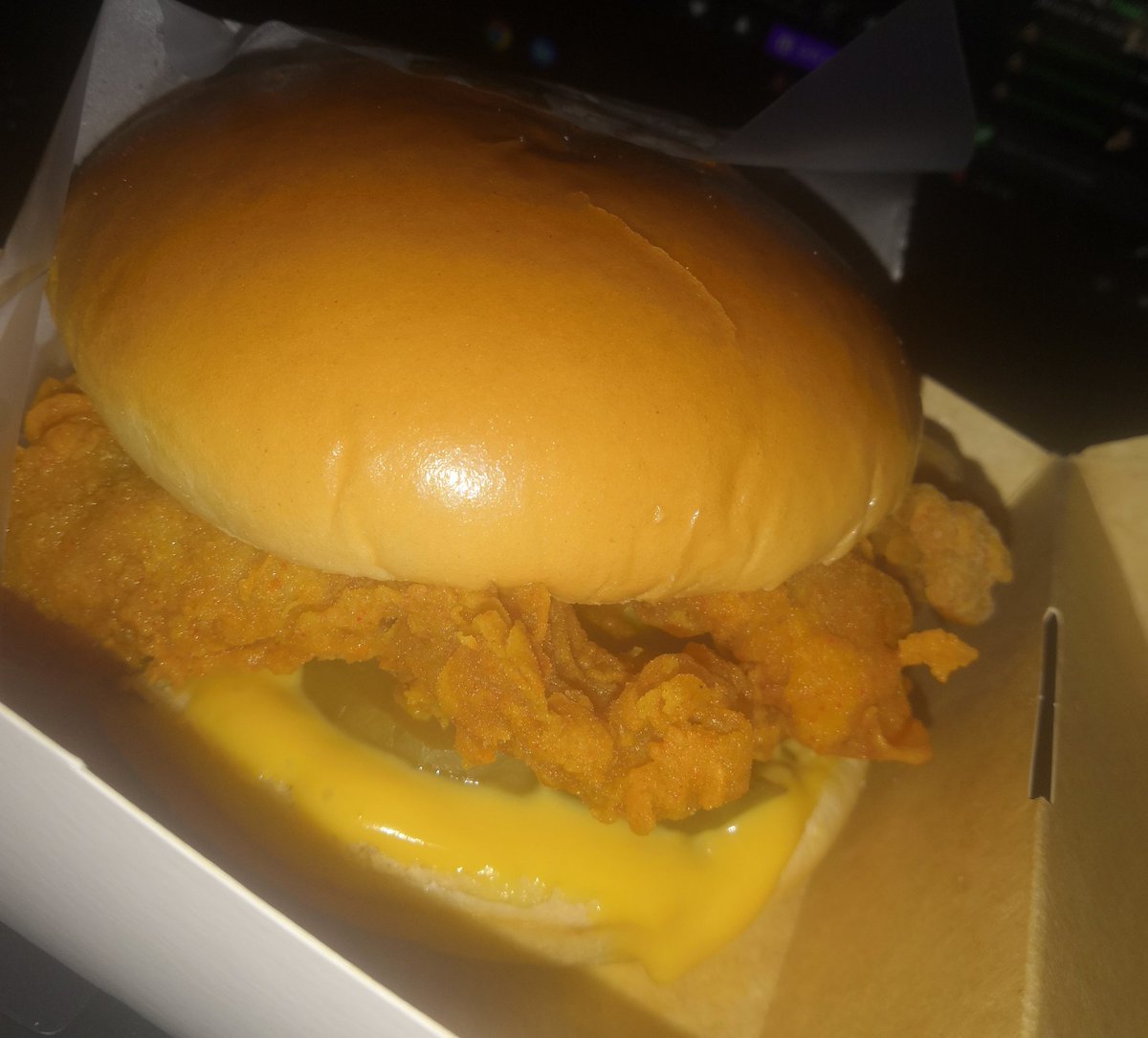 felaiia's tweet photo. Breakfast β€οΈ
Chick'nwich π€€
#jollibee
#busolve https://t.co/6Y3bh9QxKm