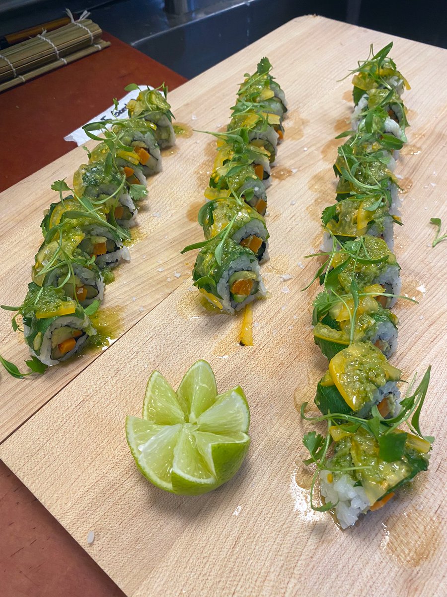 Cleognar's tweet photo. couple of plates from last nights banquet 🍣 https://t.co/hBPMOJjSM7