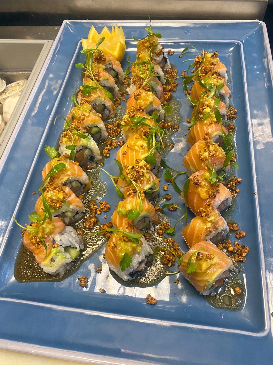 Cleognar's tweet photo. couple of plates from last nights banquet 🍣 https://t.co/hBPMOJjSM7
