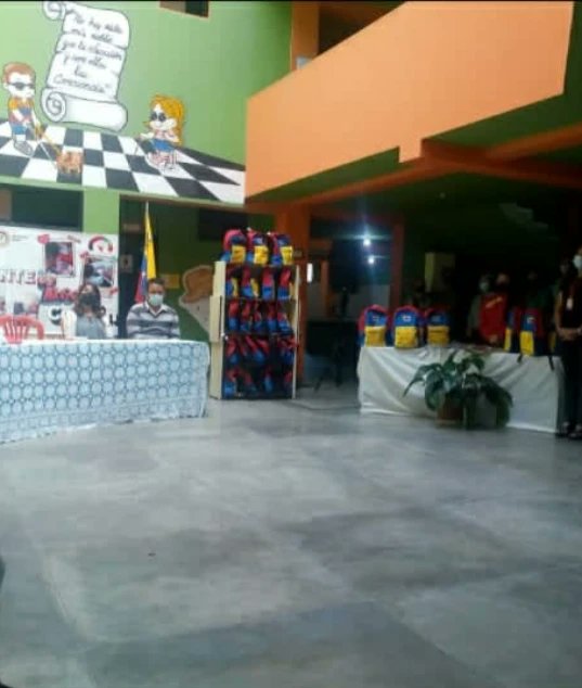 #Táchira visita a la UEE Torbes y CDI N22, beneficiando a nuestros ángeles especiales con la entrega de morrales tricolor y uniformes escolares.  <a href="/NicolasMaduro/">Nicolás Maduro</a> <a href="/_LaAvanzadora/">Yelitze Santaella</a> <a href="/FreddyBernal/">Freddy Bernal</a> @MPPEDUCACION <a href="/DGSEMPPE/">DIRECCIÓN GENERAL DE SUPERVISIÓN MPPE</a> @ZonaEducTachira