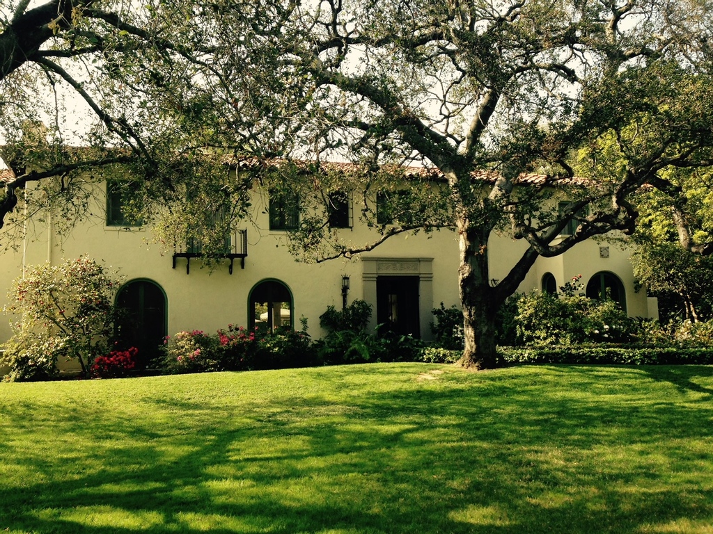 No matter how hard we try to escape the allure of Spanish or Mediterranean Revival architecture, it grabs ahold of our hearts to remind us just how special it is!  
#historic #historical
 #archilovers #interior #interiordesign #architectural #archidaily #architectureporn