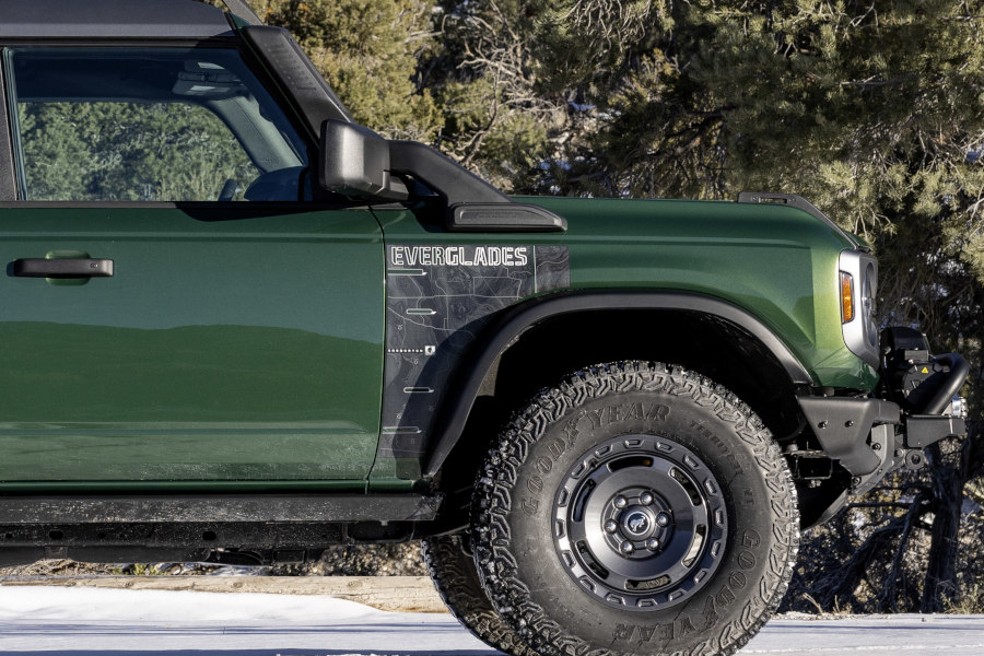 Autoesque's tweet image. The specification for the new Ford Bronco Everglades special edition includes a bespoke snorkel air intake. 
bit.ly/broncoeverglad…