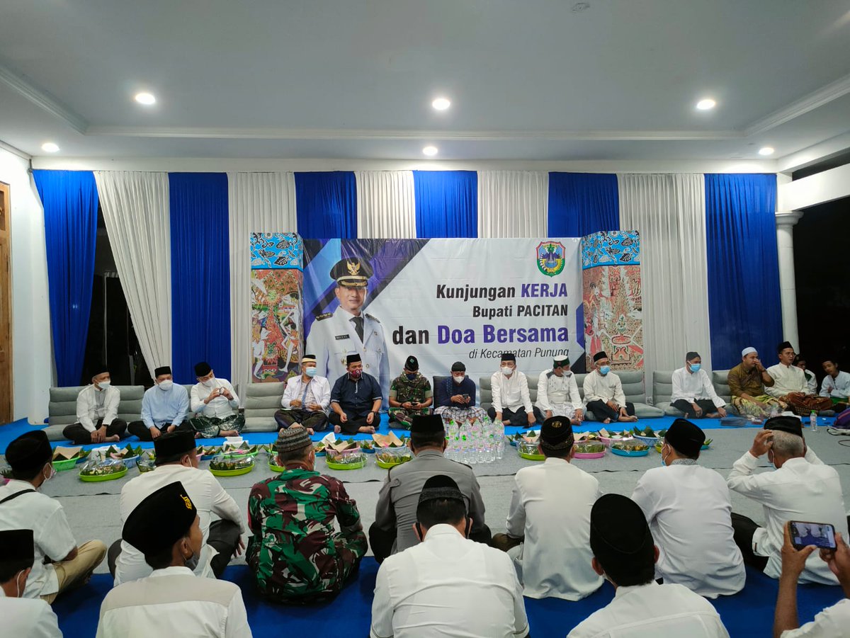 Semalem, membersamai Bapak Bupati <a href="/IndrataBayuaji/">Indrata Nur Bayuaji</a> dalam acara Do'a dan shalawatan bareng masyarakat Kecamatan Punung, Pacitan <a href="/PemkabPacitan/">Pemkab Pacitan</a>