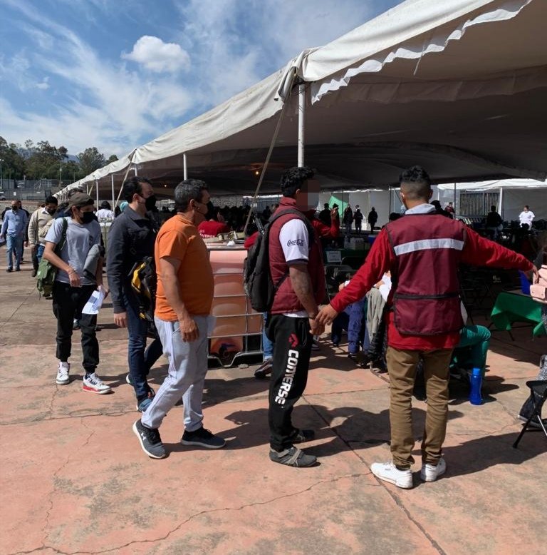 JusticiaCivica's tweet photo. En coordinación con @InjuveCDMX personas jóvenes infractoras a la Ley de Cultura Cívica realizaron su #TrabajoComunitario apoyando en las actividades de la Sede de Vacunacion contra Covid en el Estadio Olímpico Universitario.
#NuevaJusticiaCívica
@CDMXConsejeria https://t.co/R0aiWm8Q2W