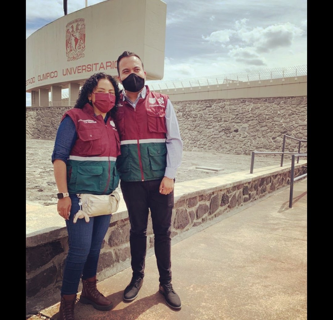 JusticiaCivica's tweet photo. En coordinación con @InjuveCDMX personas jóvenes infractoras a la Ley de Cultura Cívica realizaron su #TrabajoComunitario apoyando en las actividades de la Sede de Vacunacion contra Covid en el Estadio Olímpico Universitario.
#NuevaJusticiaCívica
@CDMXConsejeria https://t.co/R0aiWm8Q2W